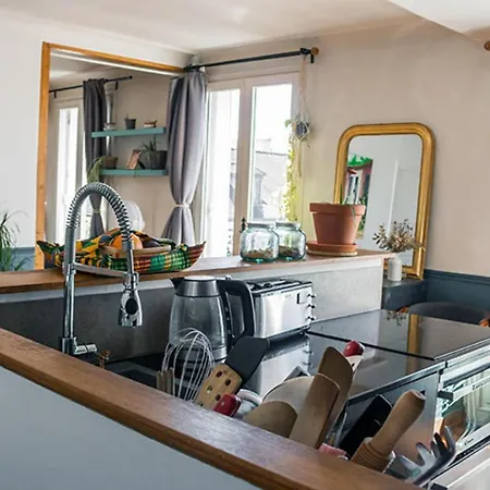 Elegant Design Apt With Balcony In Paris